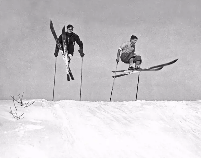 Saint-Sauveur, Quebec, Canada:  c. 1958. Two adept skiers enjoying the warm weather and great skiing in the Laurentian Mountian resort town of Saint-Sauveur in Quebec.