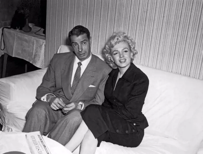 United States: c. 1954 Marilyn Monroe and Joe DiMaggio.