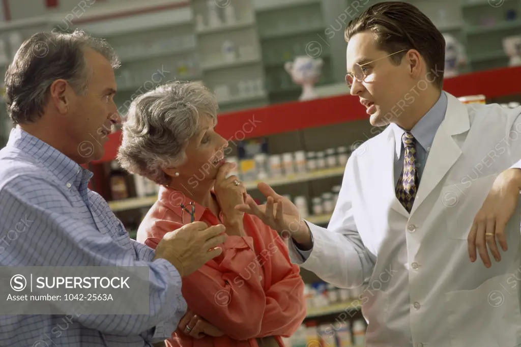 Discussion between a male pharmacist and a senior couple