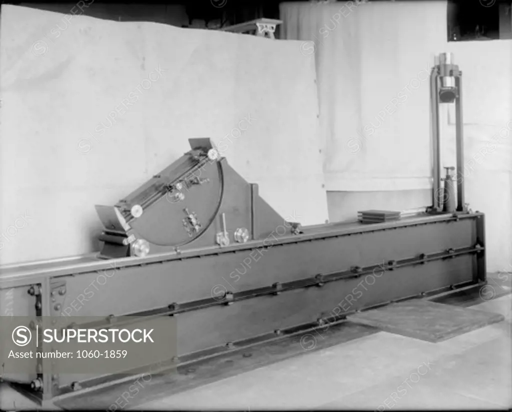 CONCAVE GRATING SPECTROGRAPH IN PASADENA PHYSICAL LAB.