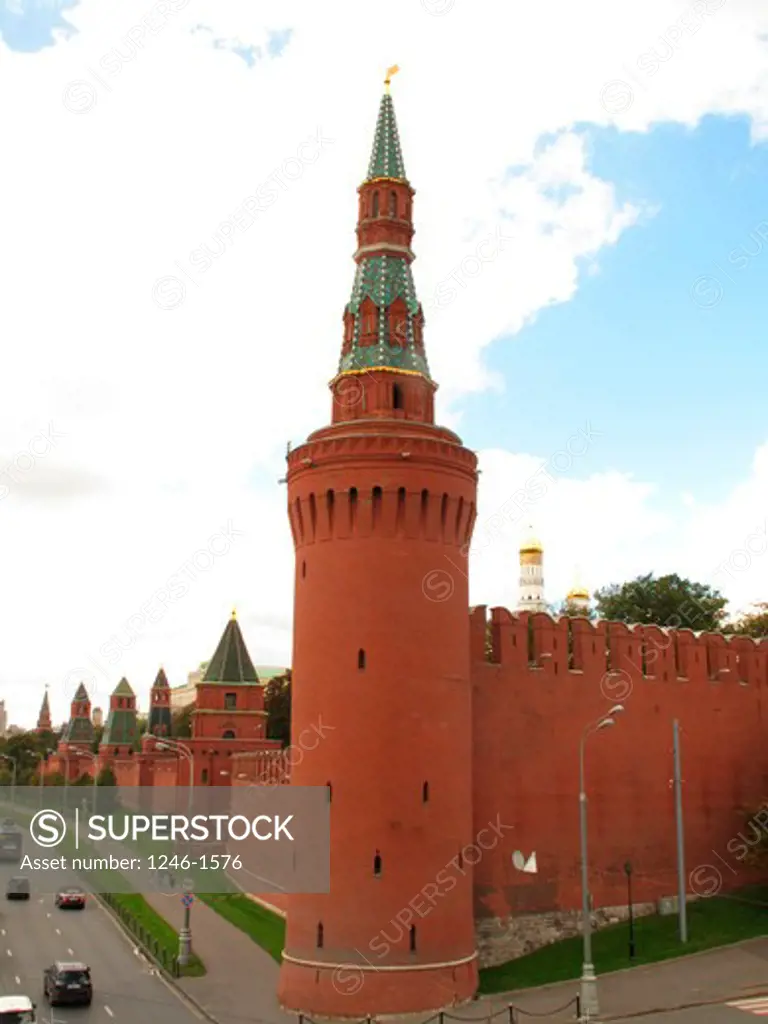 RUSSIA, Moscow: Kremlin Wall, Beklemisev-Bridge-Tower in front