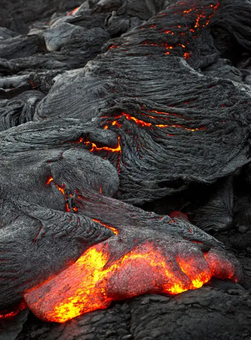 USA, Hawaii, Flowing molten lava in Hawaii Volcanoes National Park