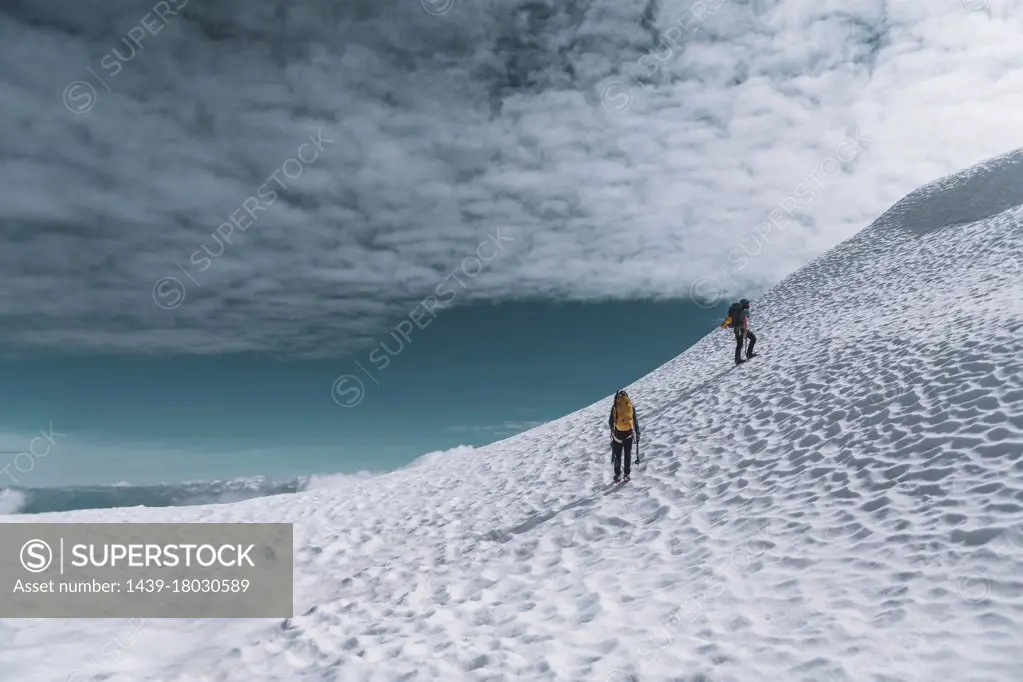 Climbers on Tantalus Traverse, a classic alpine traverse close to Squamish, British Columbia, Canada