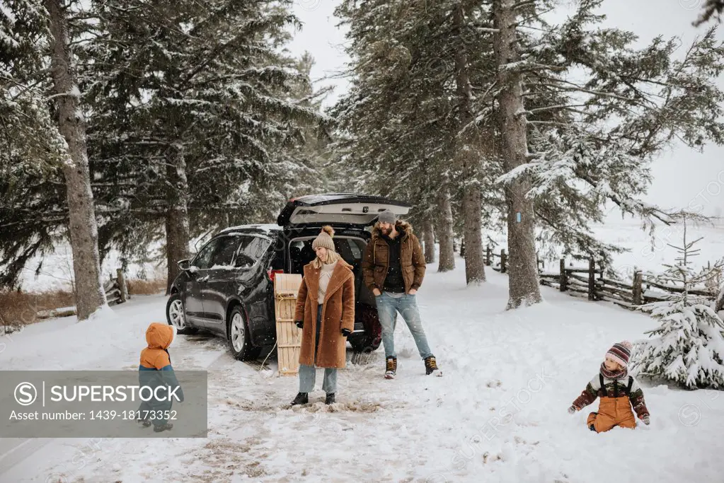 Canada, Ontario, Parents with children next to car