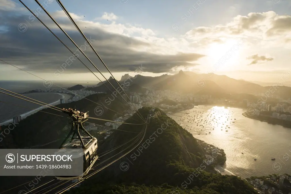 Brazil, Rio de Janeiro, Cable car on Sugarloaf Mountain at sunset