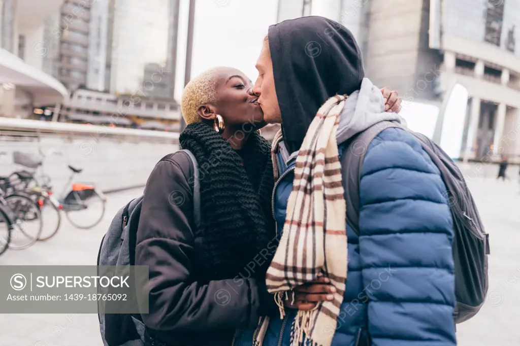 Italy, Couple kissingin city