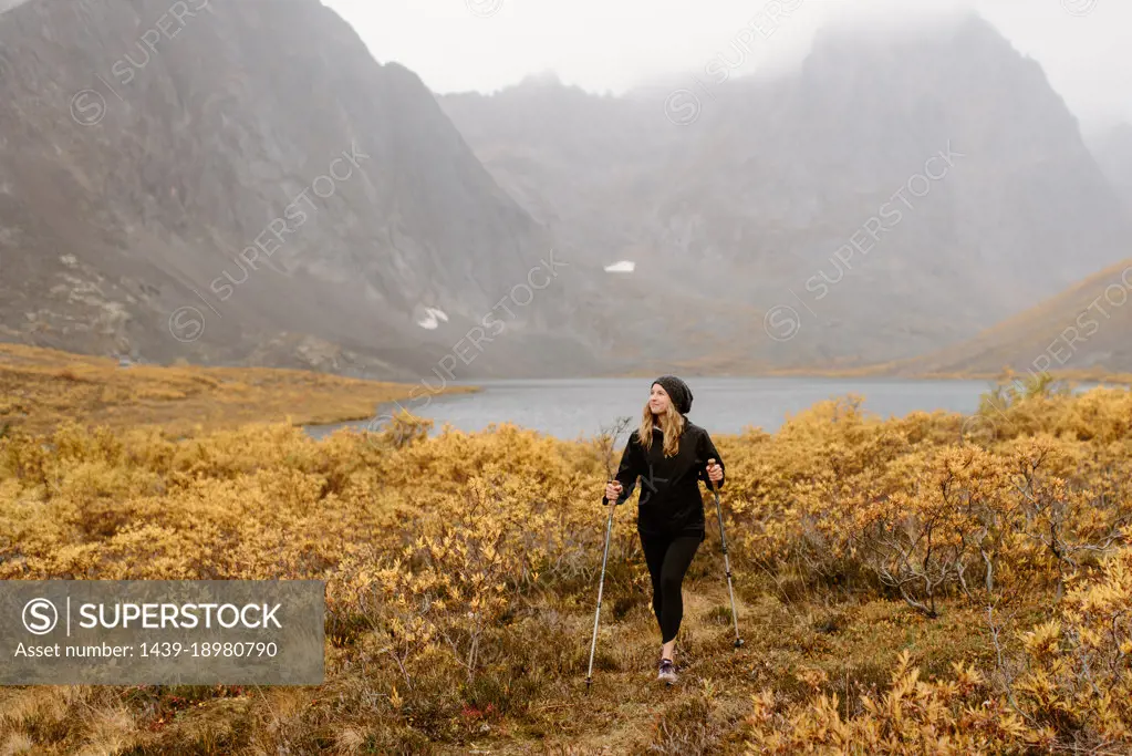 Canada, Yukon, Whitehorse, Woman hiking in mountain landscape