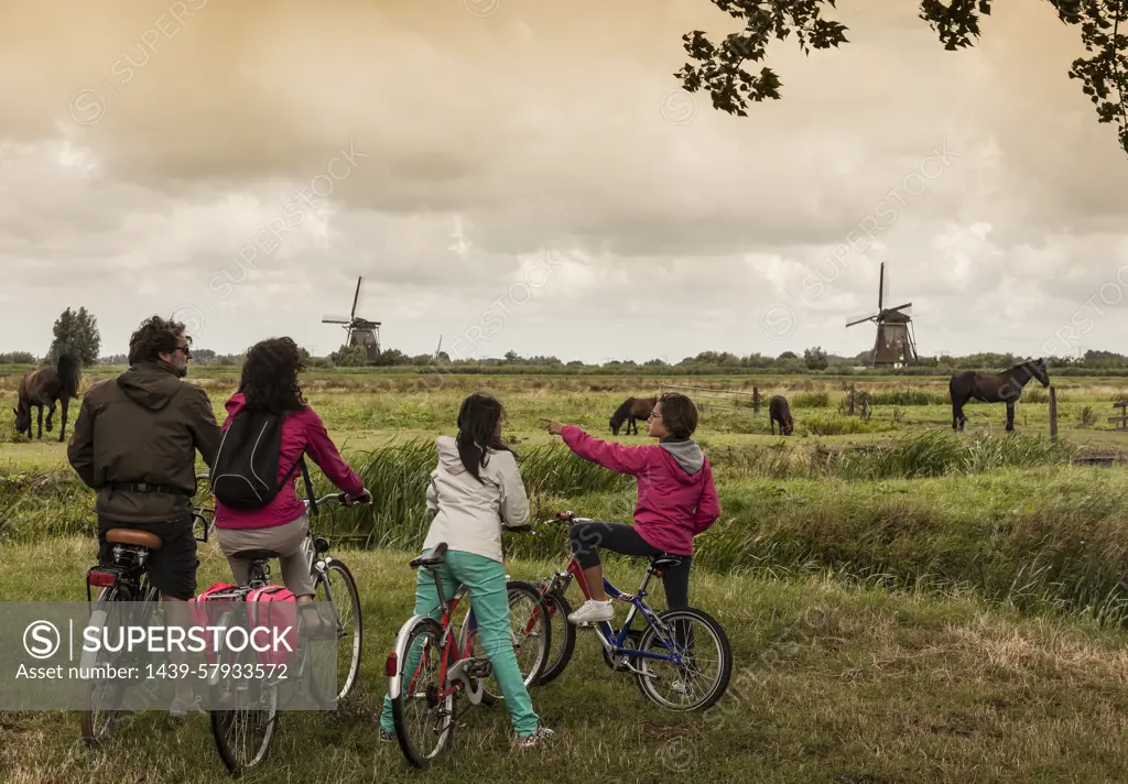 Family with two children on bikes, Kinderdijk, Olanda, Amsterdam