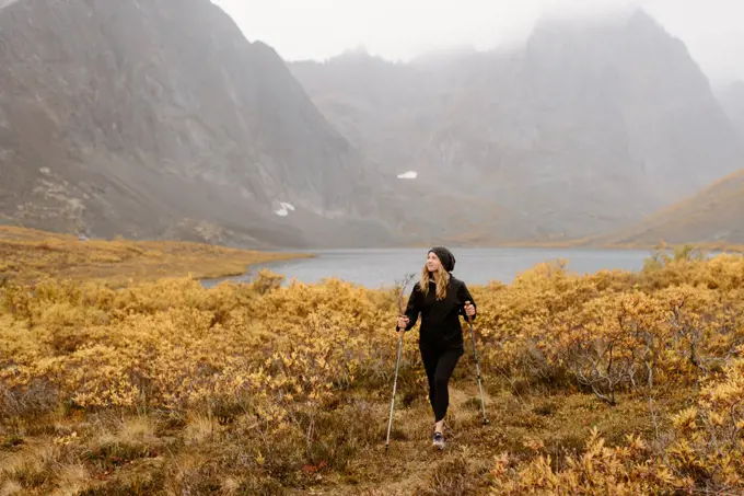 Canada, Yukon, Whitehorse, Woman hiking in mountain landscape