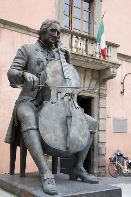 Statue of Luigi Boccherini outside the Institute of Music, Lucca, Tuscany, Italy, Europe