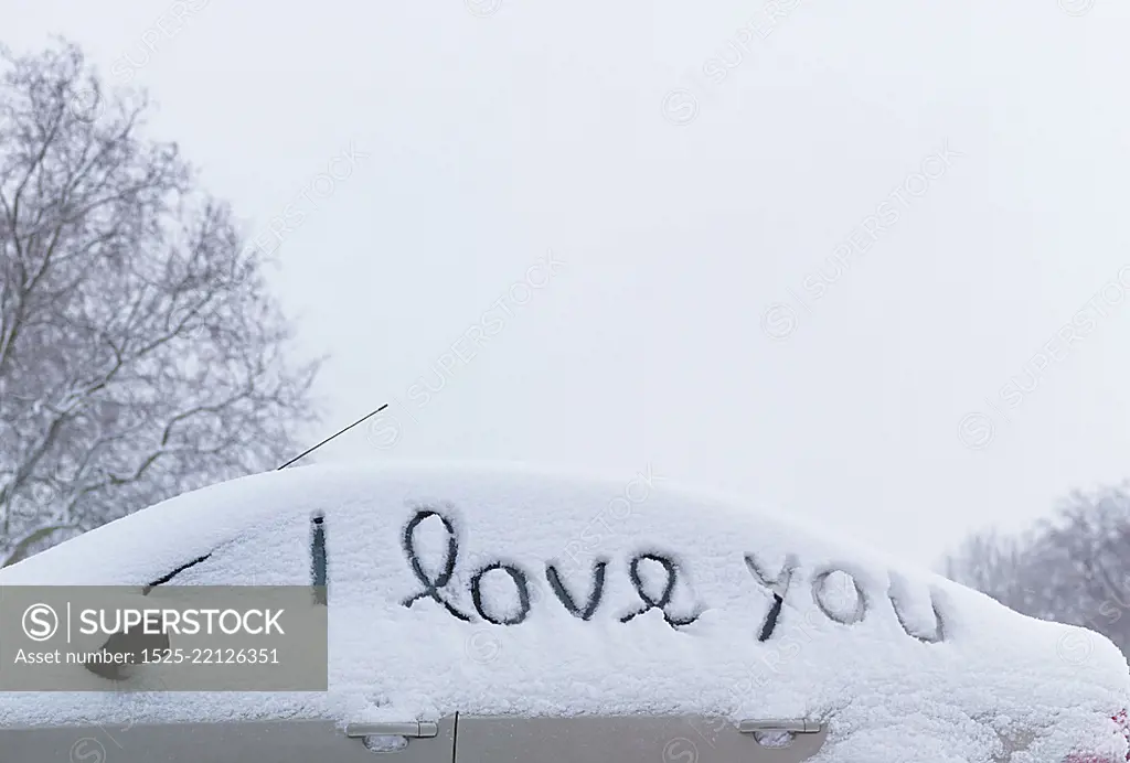 &acute;I love you&acute; drawn in snow on car