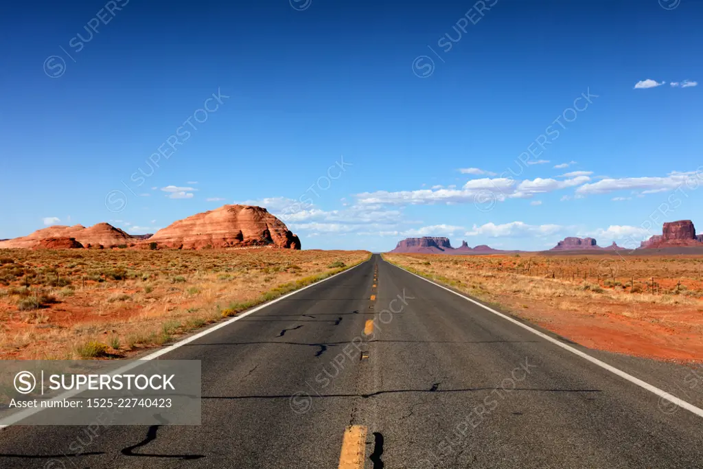 Long highway through Utah to the Grand Canyon 