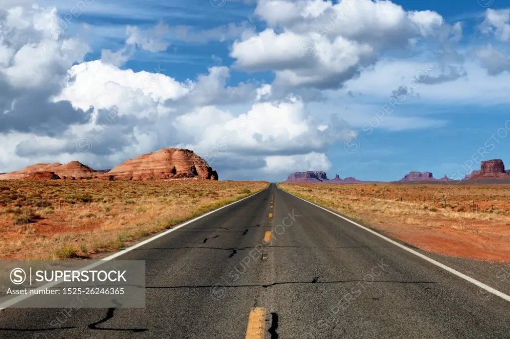 Long highway through Utah to the Grand Canyon 