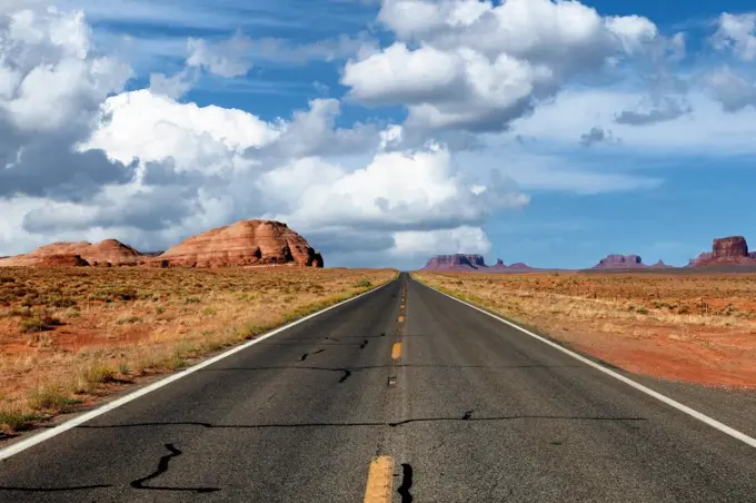 Long highway through Utah to the Grand Canyon 