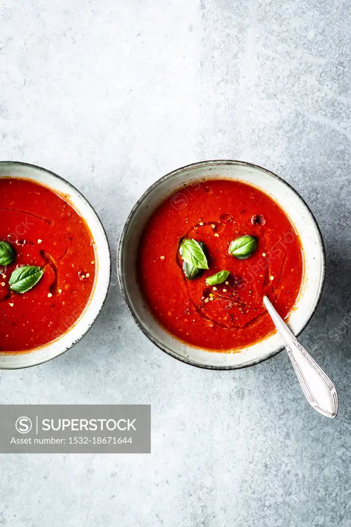 Quick tomato soup with olive oil and basil