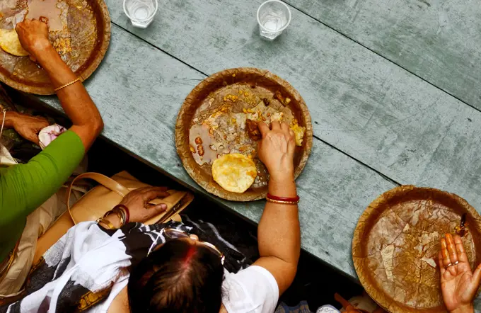 Ashtami Bhog on Tendu leaves ;  Devotees eat 'prasad' after Ashtami prayers at Malikbari in calcutta ;  India