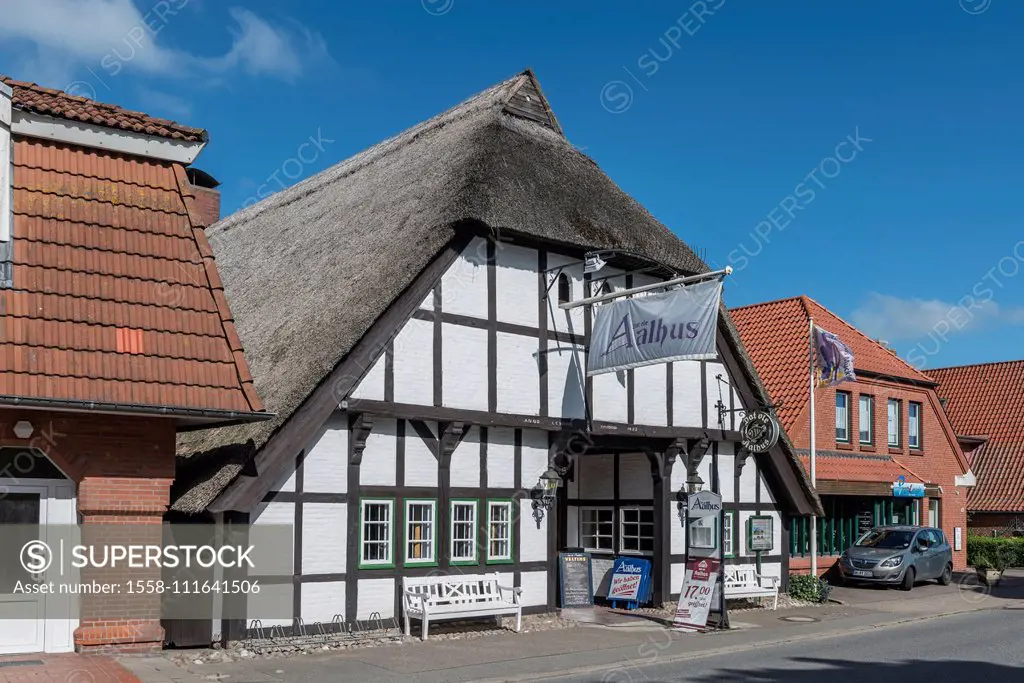 Landkirchen, Insel Fehmarn, Ostholstein, Schleswig-Holstein, Germany, The thatched fish restaurant 'Dat ole Aalhus' in the district of Landkirchen,