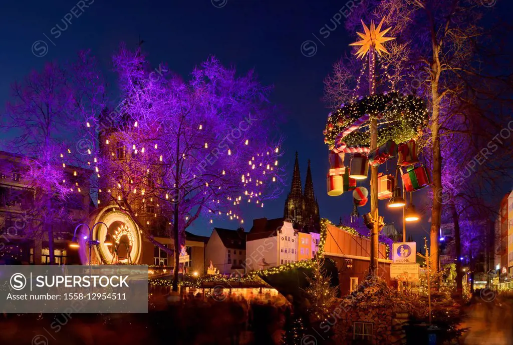 Germany, North Rhine-Westphalia, Cologne, old market, brownie Christmas fair with view at the Cologne Cathedral