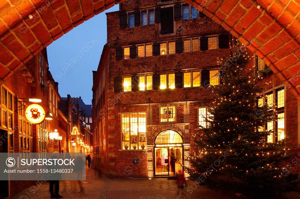 Christmas illumination in Böttcherstrasse with Ludwig Roselius Museum, Bremen, Germany, Europe