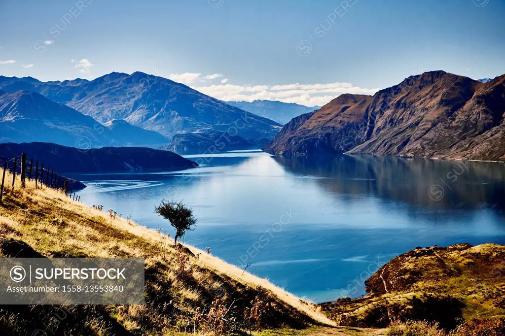 New Zealand, south island, Mount Roy, Roys Peak, Wanaka, mountains and mountain lakes, reflection in the blue water