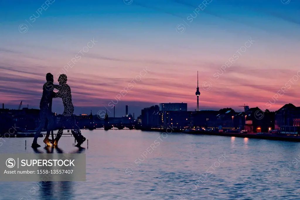 Molecule Man' in the evening, night photography Berlin