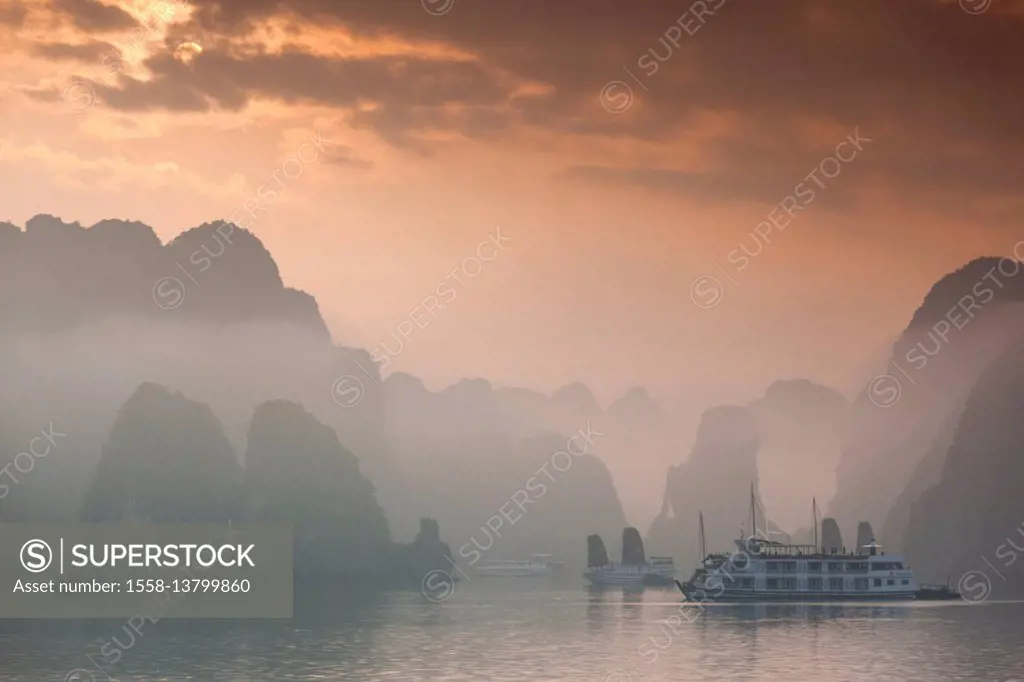 Vietnam, Halong Bay, tourist boats, sunrise