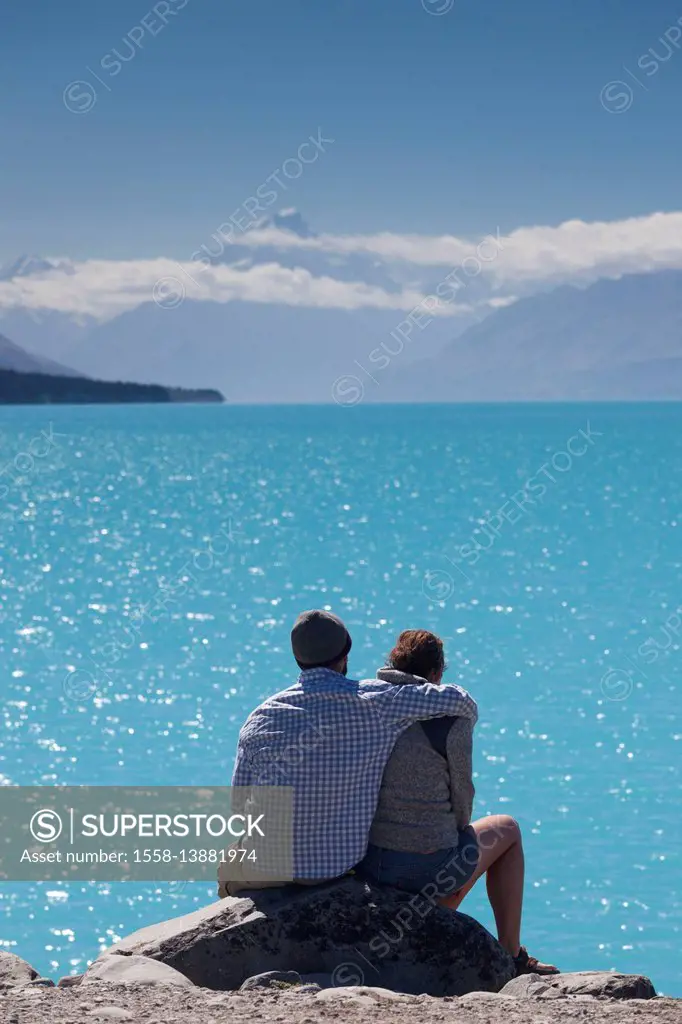 New Zealand, South Island, Canterbury, Aoraki-Mt. Cook National Park, Mt. Cook and Lake Pukaki with visitors