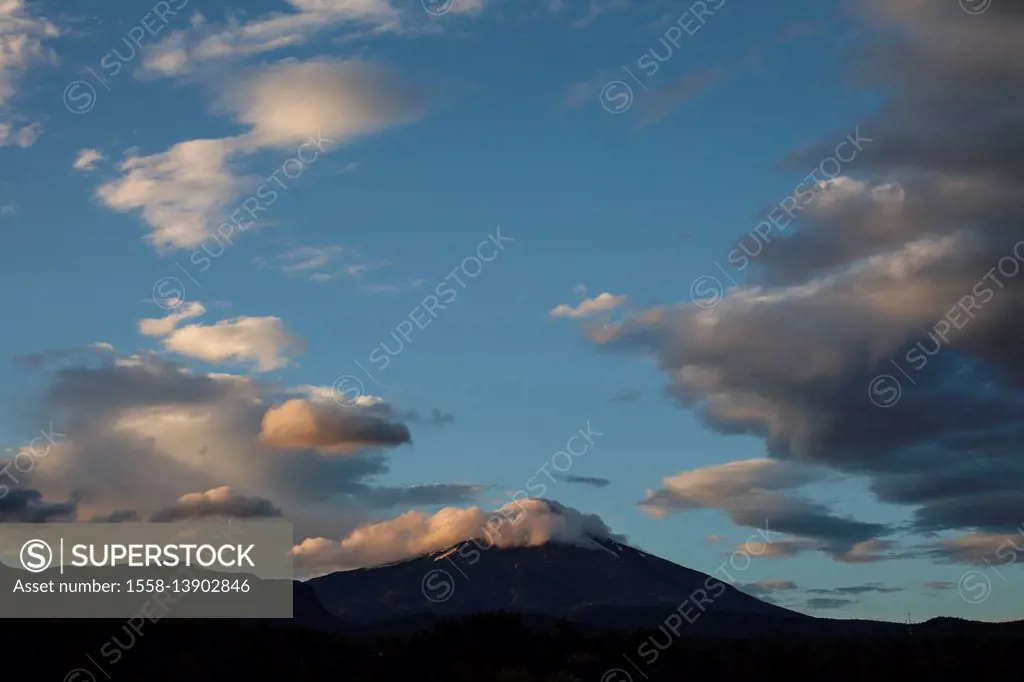 Chile, Araucania, Pucon, volcano Villarrica, clouds