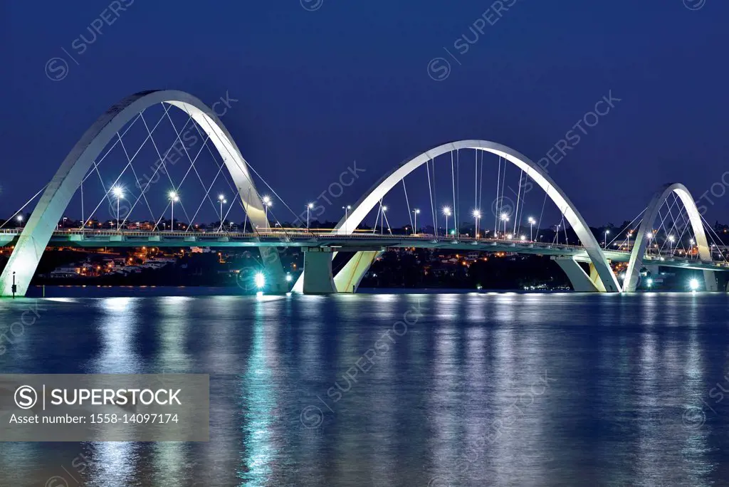 Brazil, Brazil, At night illuminated Präsident-Juscelino Kubitschek Bridge over the Paranoá lake,