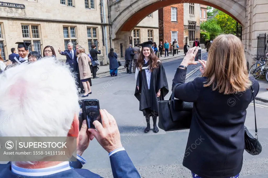 England, Oxfordshire, Oxford, Parents at Daughter's Graduation