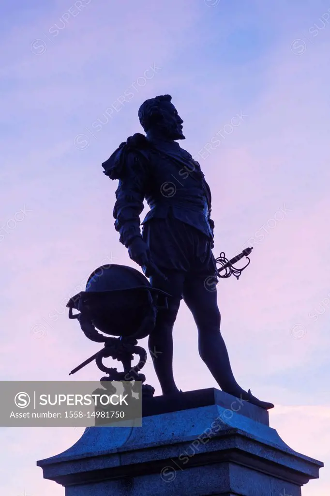 England, Devon, Plymouth, Plymouth Hoe, Statue of Sir Francis Drake