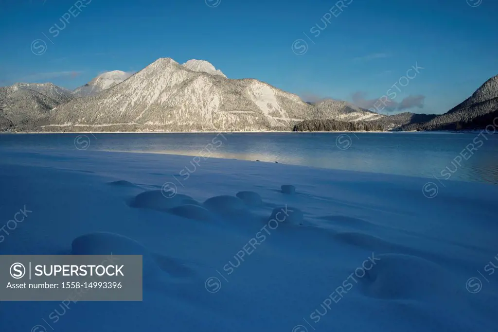 Morning mood at Lake Walchen (Walchensee) in winter with view to Herzogstand, Bavarian Prealps, Bavaria, Germany