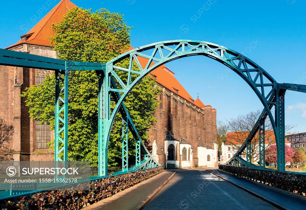 Poland, Wroclaw, Tumski Bridge between the islands of Wyspa Piasek and Ostrów Tumski