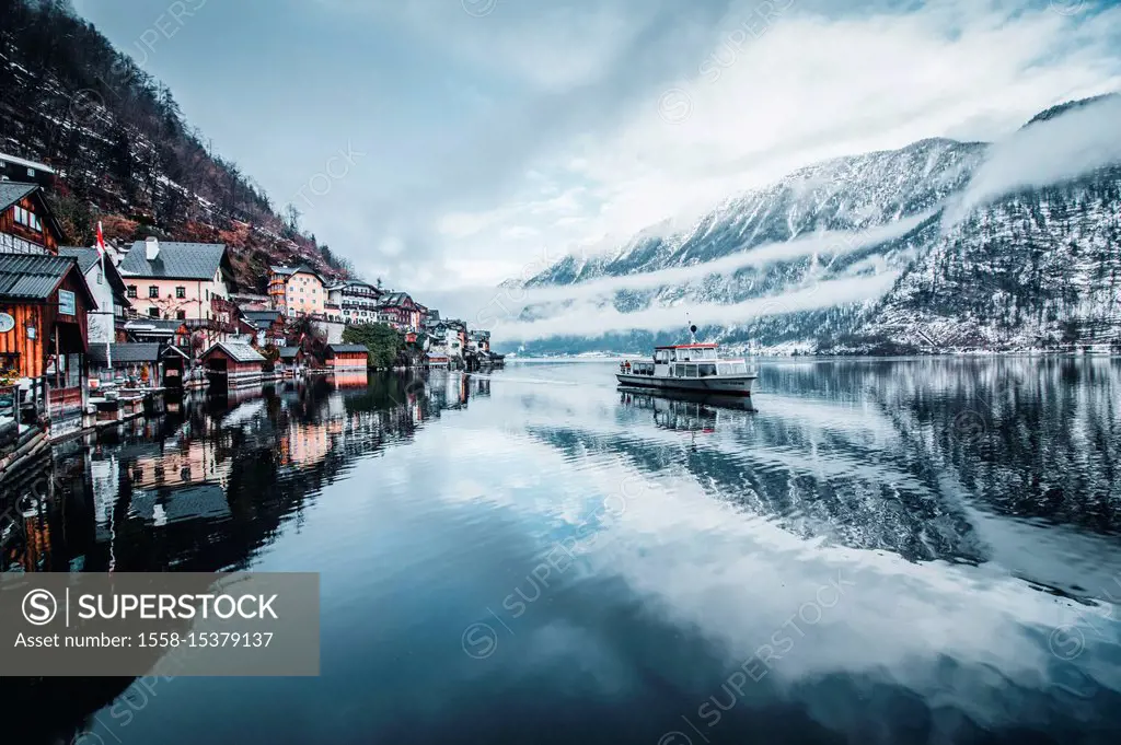 Austria, Upper Austria, Salzkammergut, Hallstatt in winter