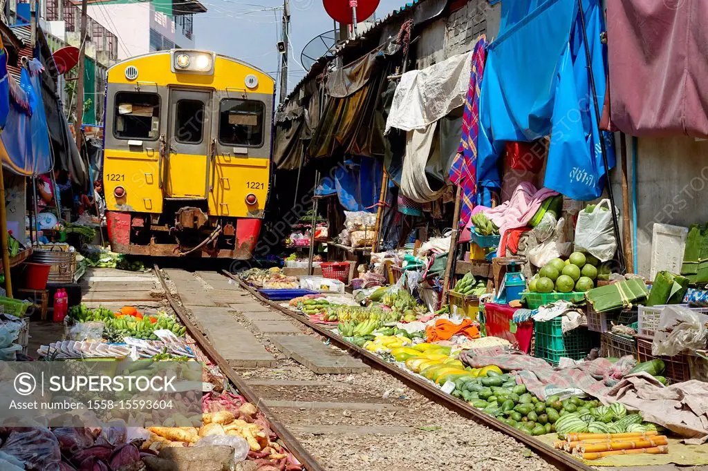 Maeklong Train Market