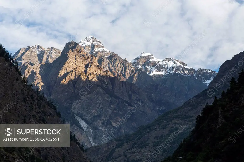 The view over the Budhi Gandaki valley between Philim and Deng. Lapuchun (5960 m) and the Dwijen Himal (5521 m) appear in the north