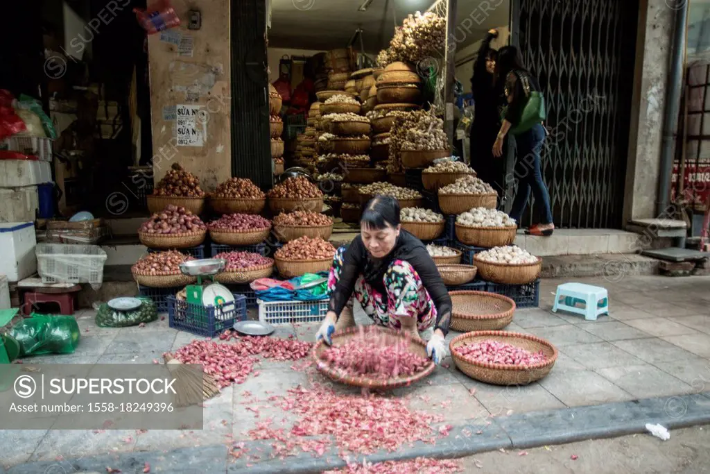 Roadside, Zwibelschale removal, Hanoi, Vietnam