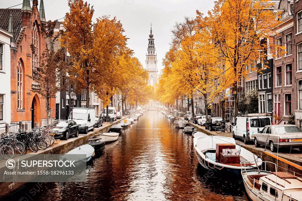 View of the Amsterdam Zuiderkerk in the Groenburgwal, Gracht in autumn