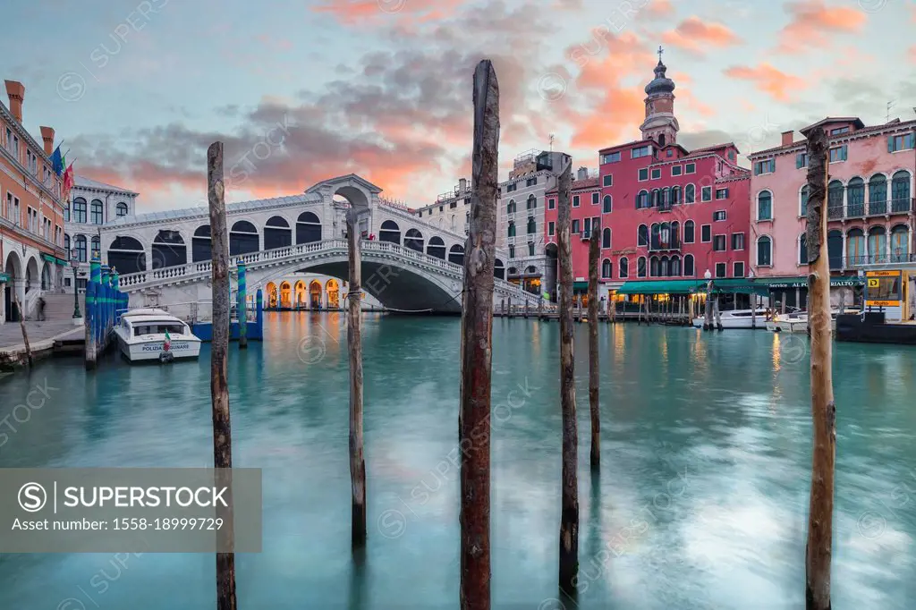 Italy, Veneto, Venice, the Rialto Bridge, iconic bridge in Venice