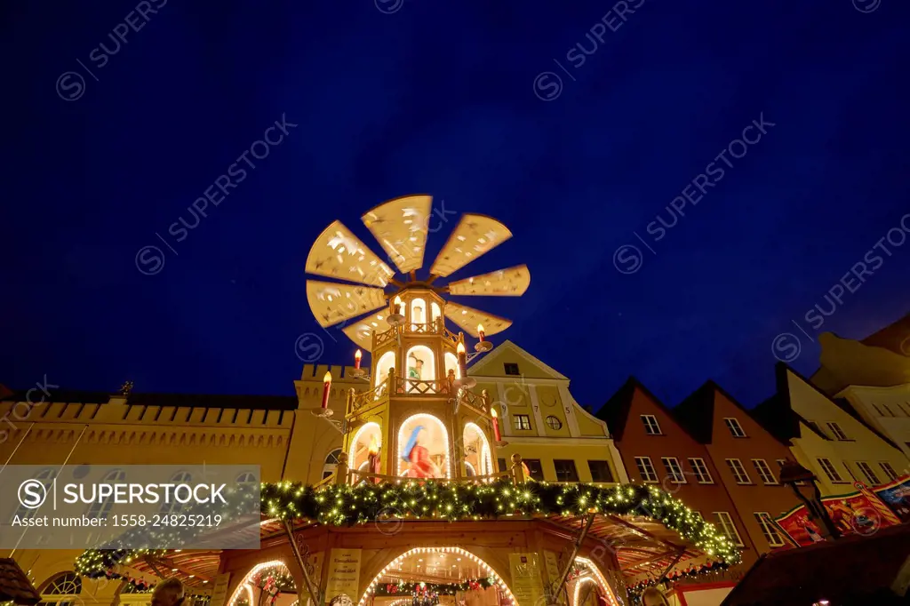 North Germany, Mecklenburg-Western Pomerania, Schwerin, Christmas market, marketplace, pyramid