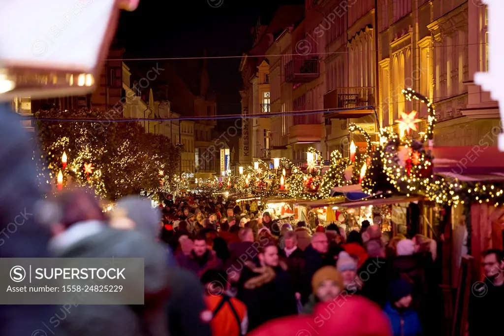 North Germany, Mecklenburg-Western Pomerania, Schwerin, Christmas market, shopping street