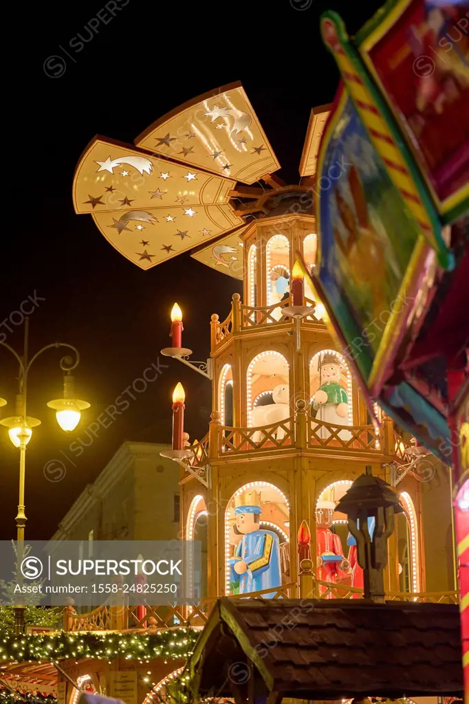 North Germany, Mecklenburg-Western Pomerania, Schwerin, Christmas market, marketplace, pyramid