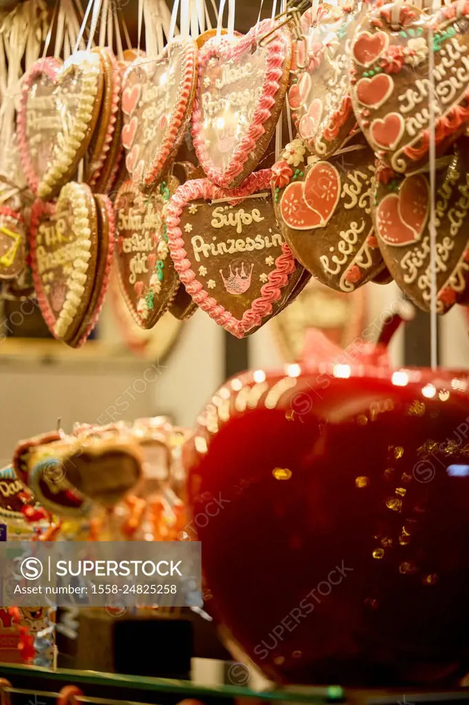 Northern Germany, Mecklenburg-Western Pomerania, Schwerin, Christmas market, gingerbread hearts