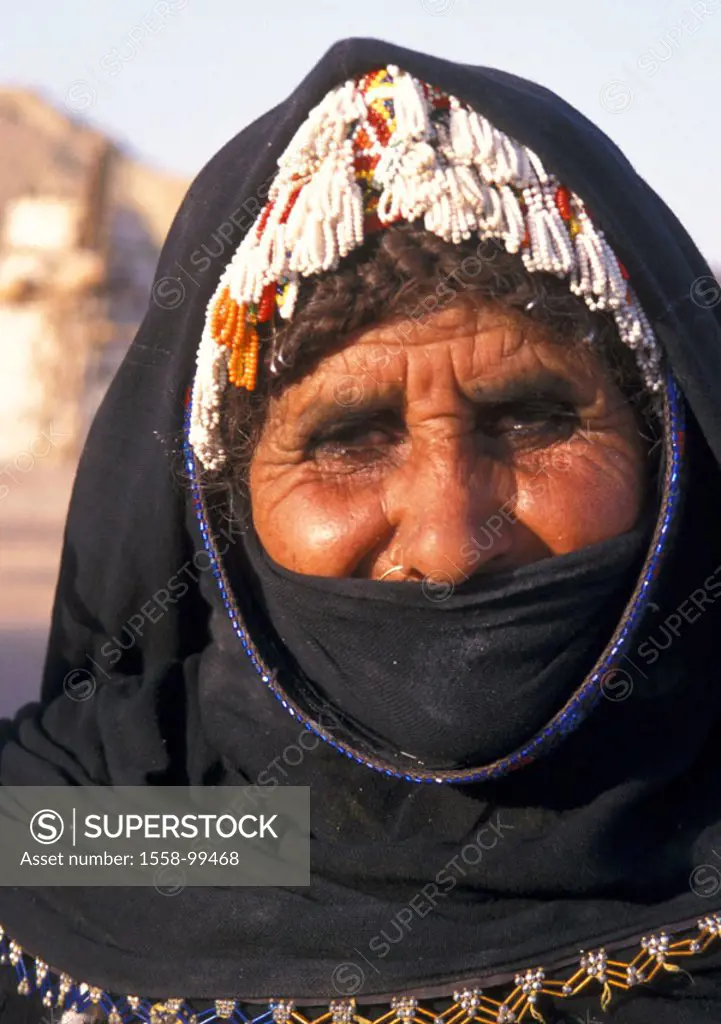 Egypt, Sahara, senior, veils, Portrait, , Egyptian, natives, clothing, Burka, Chador, veils, face veils, kerchief, black, gaze camera, Bedouins, symbo...