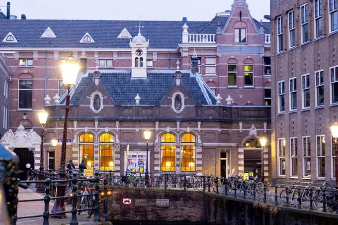 Univerare sitting of Amsterdam, Grimburgwal, dusk, Amsterdam, Holland, Netherlands