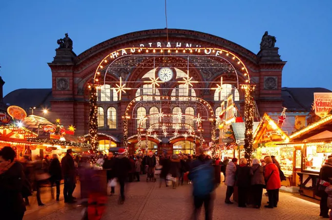 Christmas fair on the 'Bahnhofsplatz' with central station, Bremen, Germany, Europe