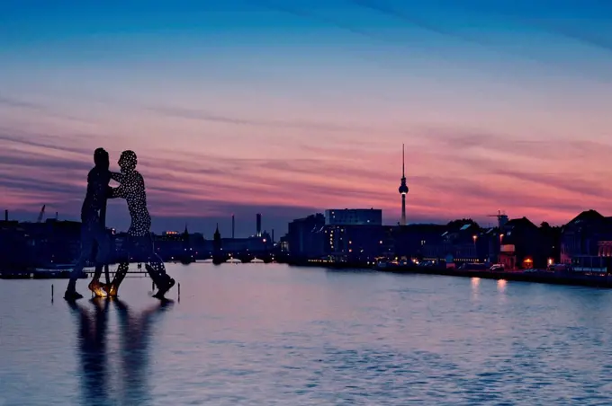 Molecule Man' in the evening, night photography Berlin