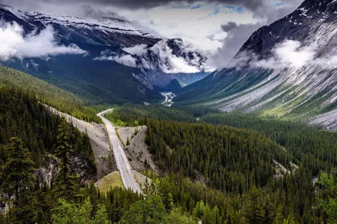 Canada, Alberta, Banff National Park, Icefields Parkway near Parker Ridge, Saskatchawan River Valley