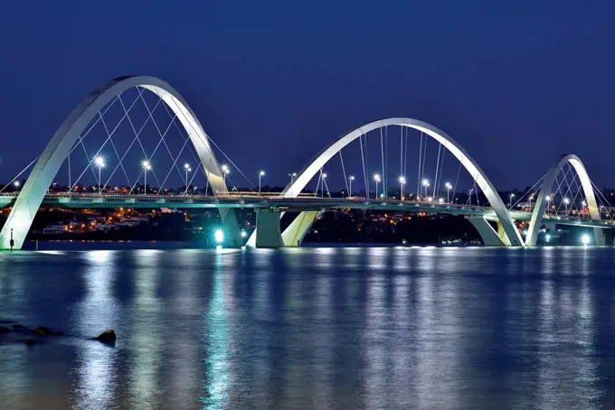 Brazil, Brazil, At night illuminated Präsident-Juscelino Kubitschek Bridge over the Paranoá lake,