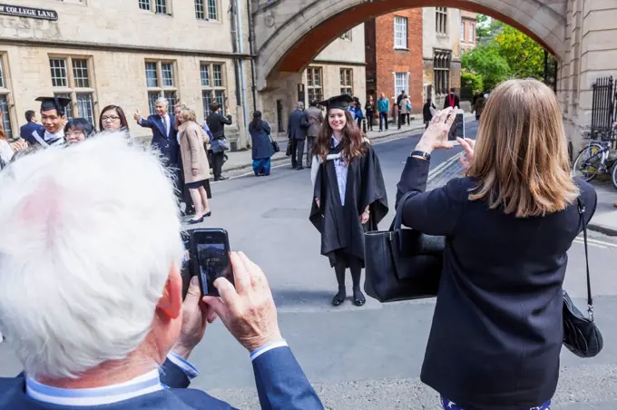 England, Oxfordshire, Oxford, Parents at Daughter's Graduation